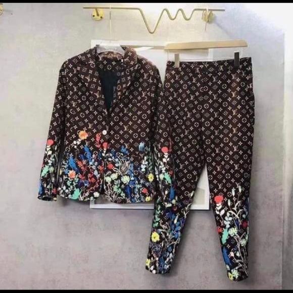 Business Suit - Picture 4 of 7